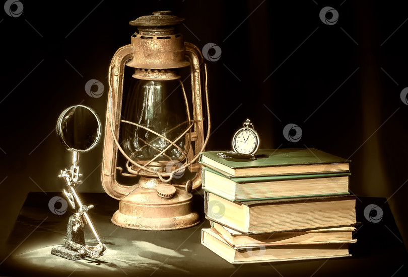 Скачать Натюрморт с книгами и керосиновой лампой фотосток Ozero
