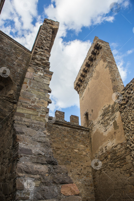 Скачать Башни, вход и стены древней крепости фотосток Ozero