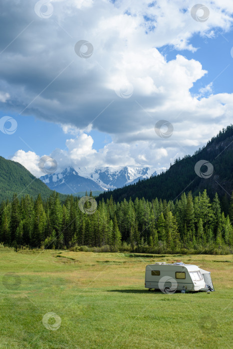 Скачать Передвижной дом для путешествий в горах фотосток Ozero