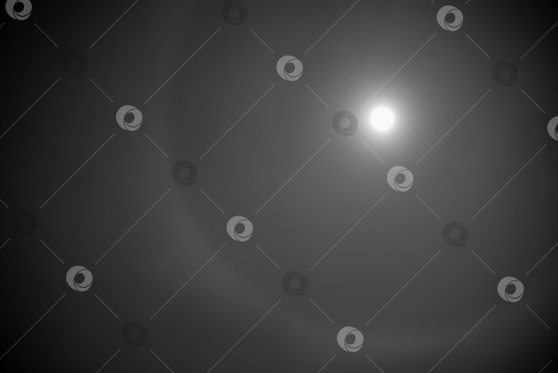 Скачать явление ореола вокруг полной луны на темном небе фотосток Ozero