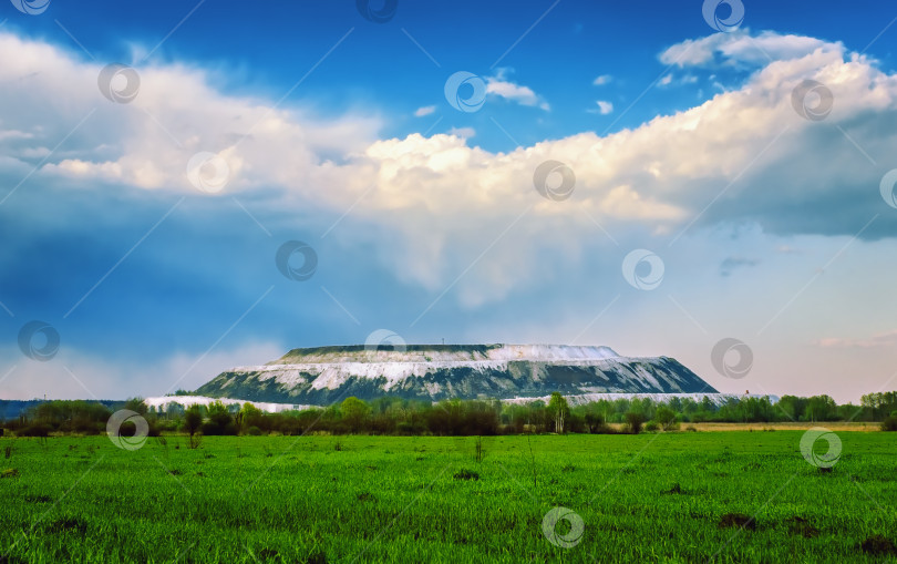 Скачать Полевой Пейзаж с Кучевыми облаками над Белой горой фотосток Ozero