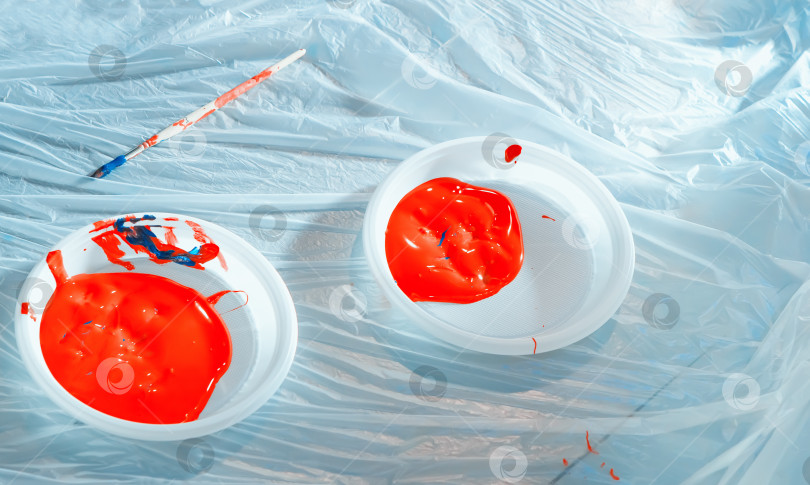 Скачать Красная краска в пластиковых тарелках фотосток Ozero