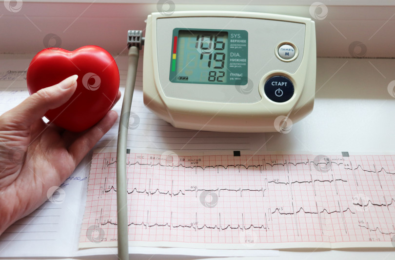 Скачать результаты кардиограммы рядом с электронным портативным измерителем артериального давления фотосток Ozero