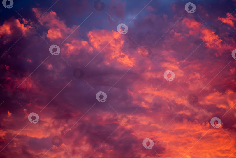 Скачать Абстрактный фон вечернего неба с облаками. фотосток Ozero