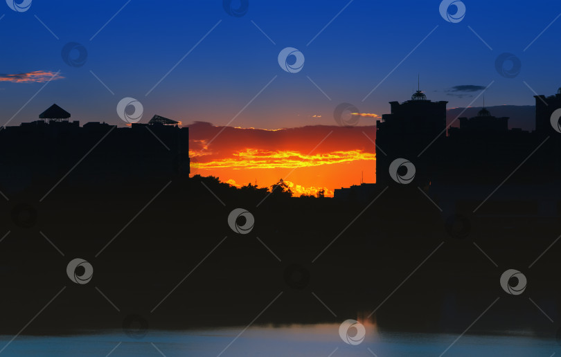 Скачать Ночной городской пейзаж на закате фотосток Ozero