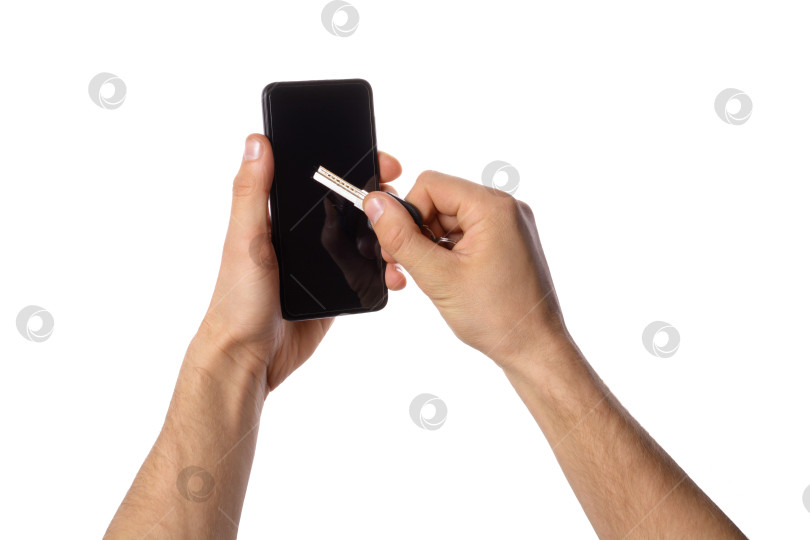 Скачать мужские руки держат смартфон и ключ для взлома пароля. Концепция фотосток Ozero