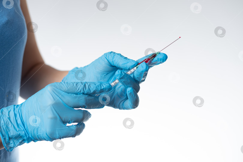 Скачать женщина-медсестра держит шприц с вакциной. копировальное пространство фотосток Ozero