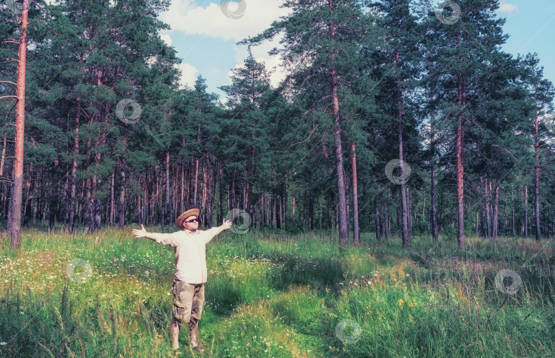 Скачать Мужчина поднял руки в лесу фотосток Ozero