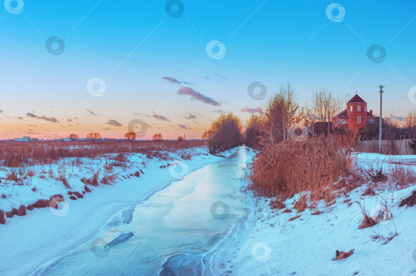 Скачать Зимний сельский пейзаж на закате фотосток Ozero