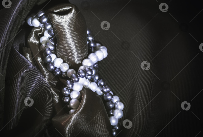 Скачать Ожерелья из натурального жемчуга на Темном шелковом фоне фотосток Ozero