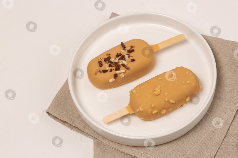 Скачать Шоколадно-арахисовое мороженое в карамельно-шоколадной глазури фотосток Ozero