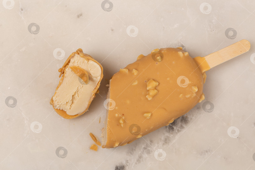 Скачать Арахисовое эскимо в карамельном шоколаде, натуральное мороженое фотосток Ozero
