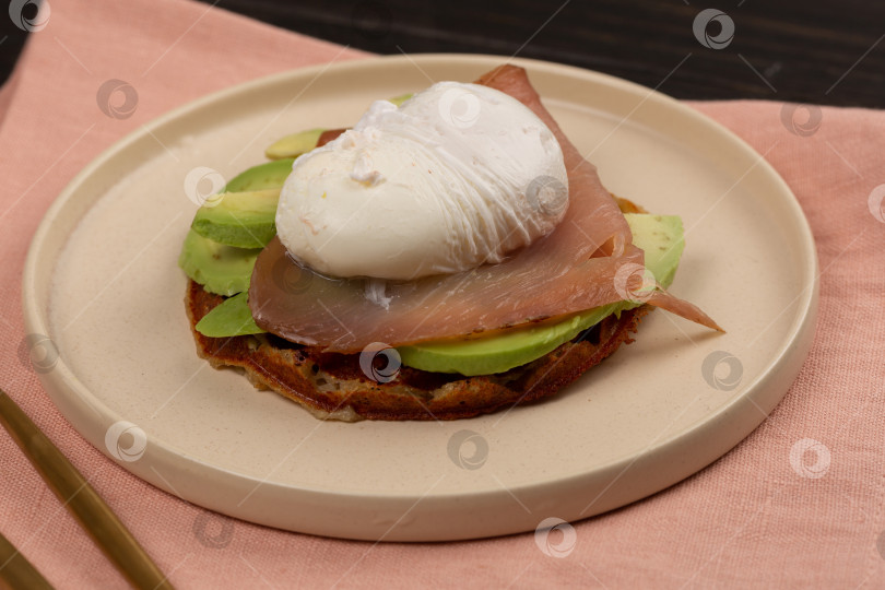 Скачать Яйцо-пашот с авокадо на вафле фотосток Ozero