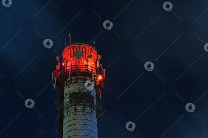 Скачать Освещенная Кирпичная Башня Тепловой Станции Ночью фотосток Ozero