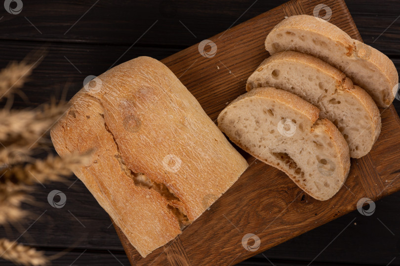 Скачать Пшеничный хлеб с пшеничными колосками фотосток Ozero