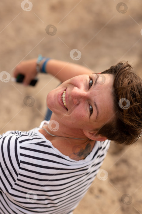 Скачать Летняя фотография счастливой женщины с короткой стрижкой фотосток Ozero