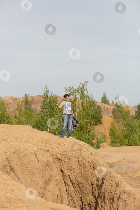 Скачать Женщина стоит на холме и жестикулирует фотосток Ozero