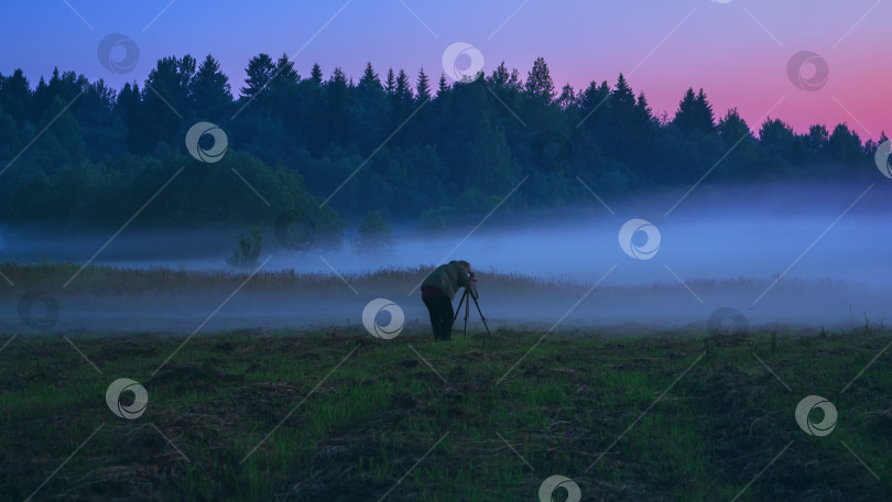 Скачать Фотограф Со штативом, Снимающий Туман в Сумерках фотосток Ozero