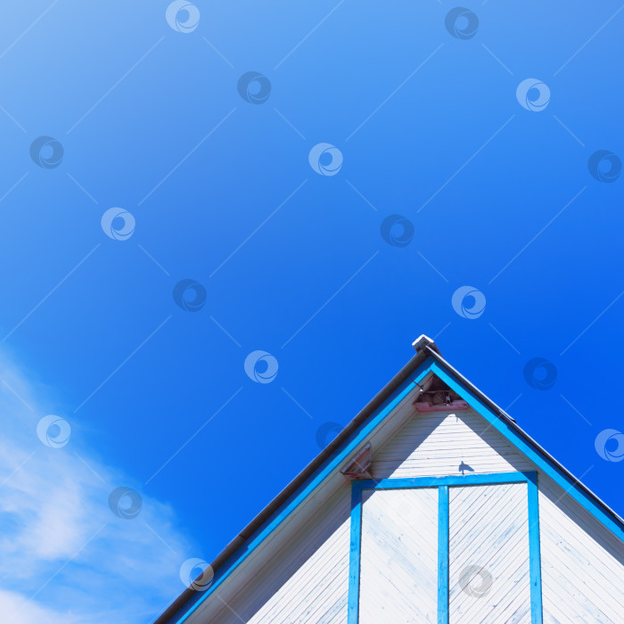 Скачать Верхняя Часть Деревянного Здания в Деревенском Стиле С Двускатной Крышей На фоне Ск фотосток Ozero