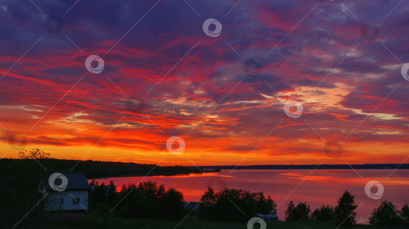 Скачать Ночное Драматическое Горящее Закатное небо над озером фотосток Ozero