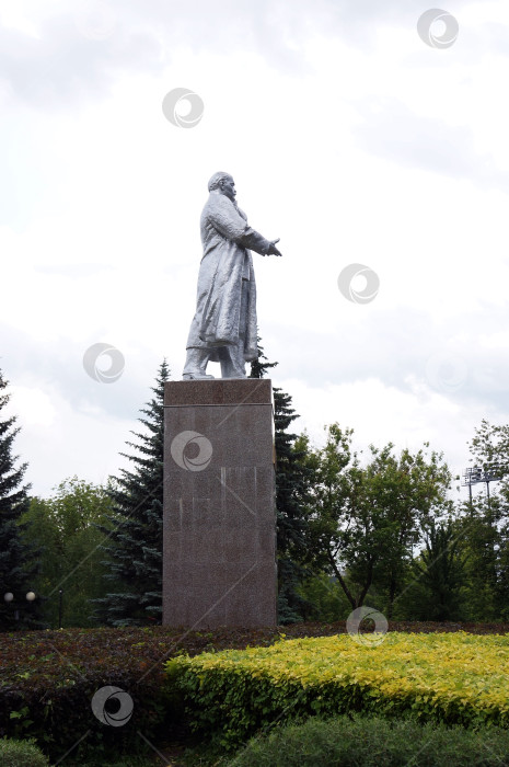 Скачать Казань, Татарстан, Россия - 9 июня 2023: памятник В.И. Ленину в парке "Крылья Советов". фотосток Ozero