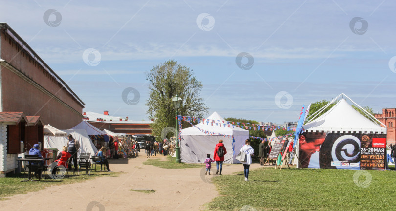 Скачать Посетители среди палаток. фотосток Ozero