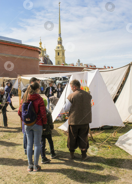 Скачать Люди возле палаток. фотосток Ozero