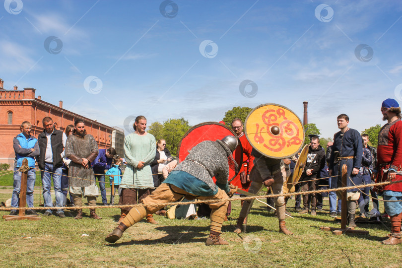 Скачать Атакуйте в бою на мечах. фотосток Ozero