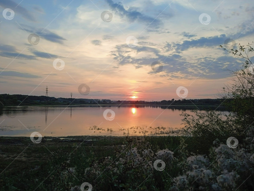 Скачать Пейзаж. Закат, восход солнца на берегу пруда фотосток Ozero