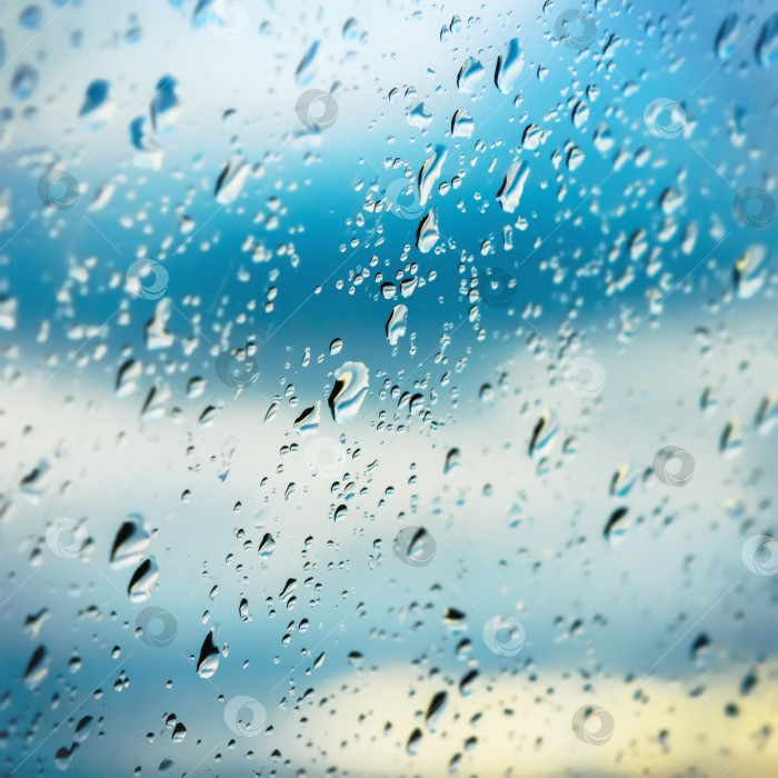 Скачать Размытые капли дождя на оконном стекле фотосток Ozero