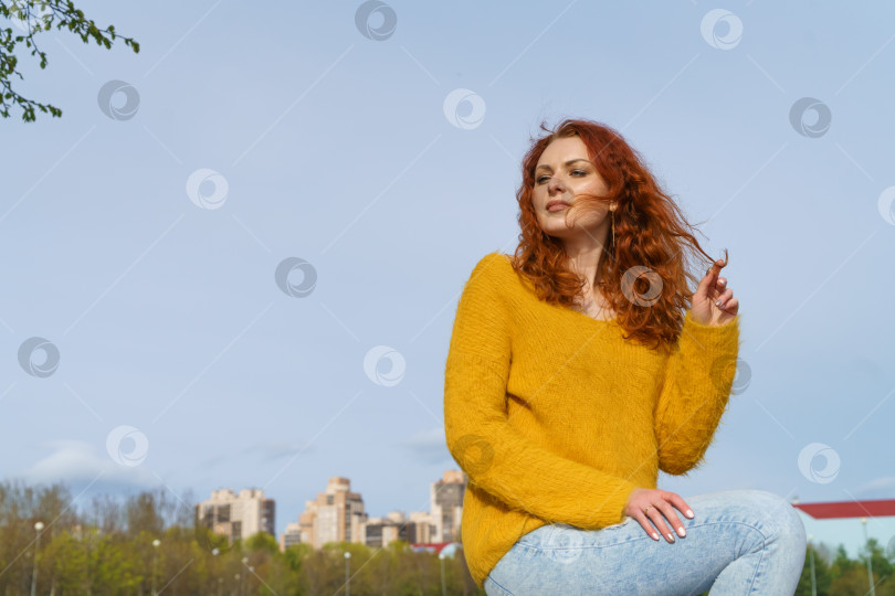 Скачать Молодая симпатичная стильная улыбающаяся женщина веселится в городском парке, длинные волосы фотосток Ozero