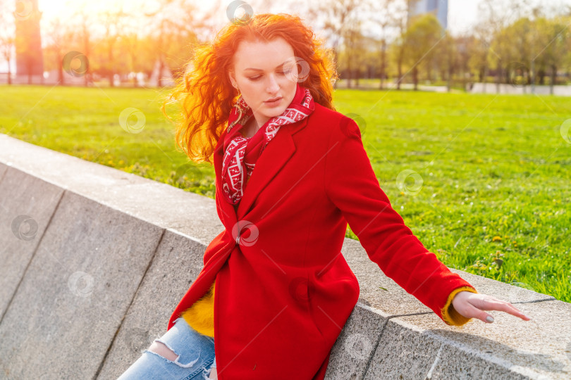 Скачать Модный портрет молодой элегантной женщины на открытом воздухе в красном пальто и желтом свитере фотосток Ozero