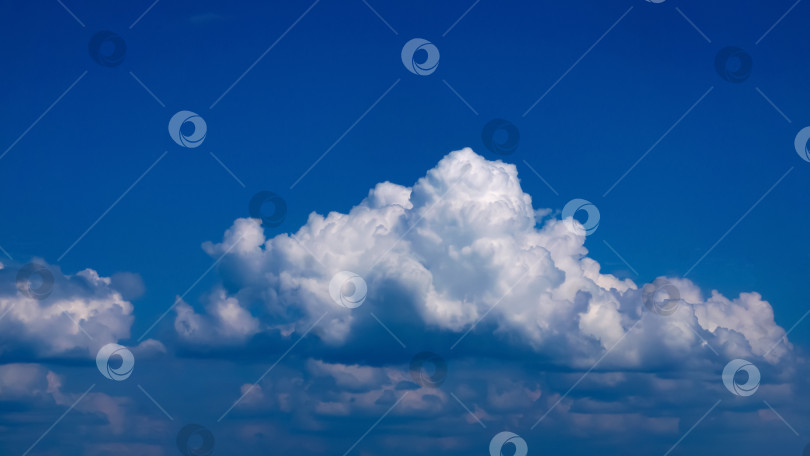 Скачать Большое кучевое облако на фоне голубого неба фотосток Ozero