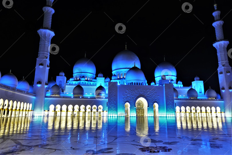 Скачать Красивая мечеть вечером. фотосток Ozero