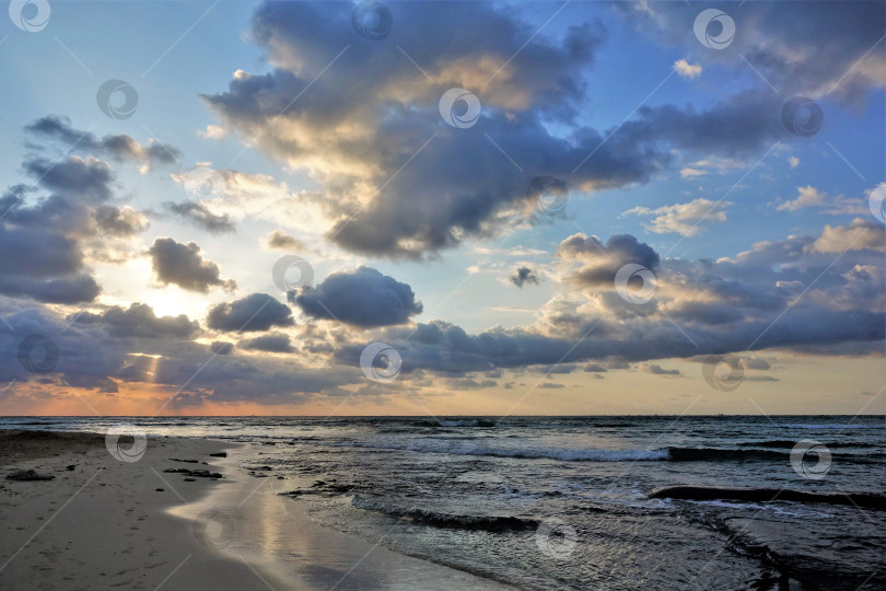 Скачать Восход солнца на Карибах. Лучи восходящего солнца пробиваются сквозь облака фотосток Ozero