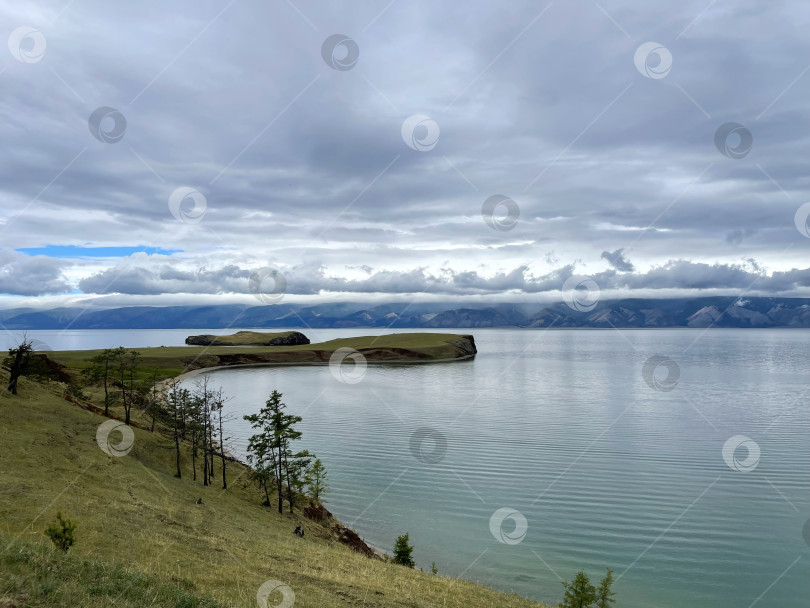 Скачать Тяжелые серые тучи над озером Байкал, остров Ольхон, Россия фотосток Ozero