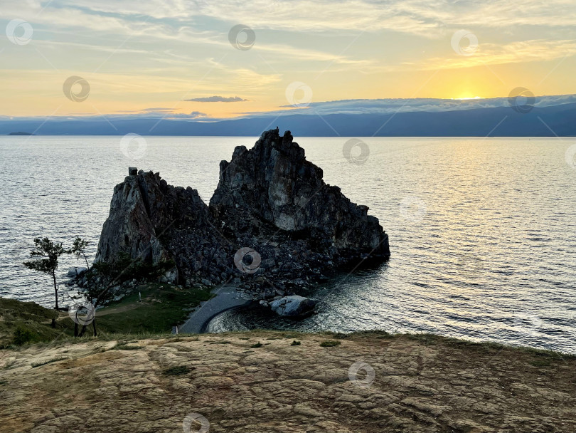 Скачать Скала Шаманка на острове Ольхон на закате, озеро Байкал, Россия фотосток Ozero