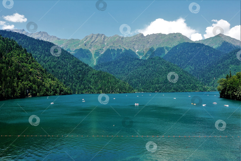 Скачать Озеро Рица, Абхазия. Красивое озеро окружено горами фотосток Ozero