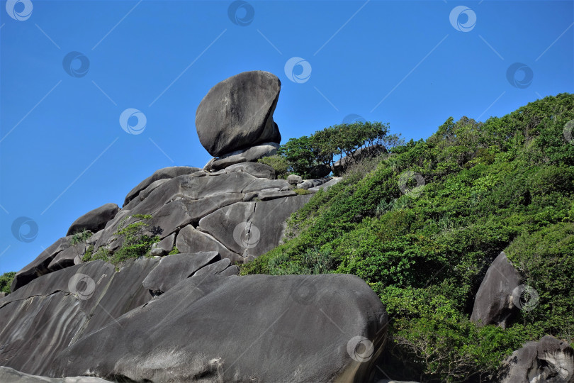 Скачать Скальный парус в Таиланде. Древние скалы, кое-где поросшие зеленым кустарником фотосток Ozero