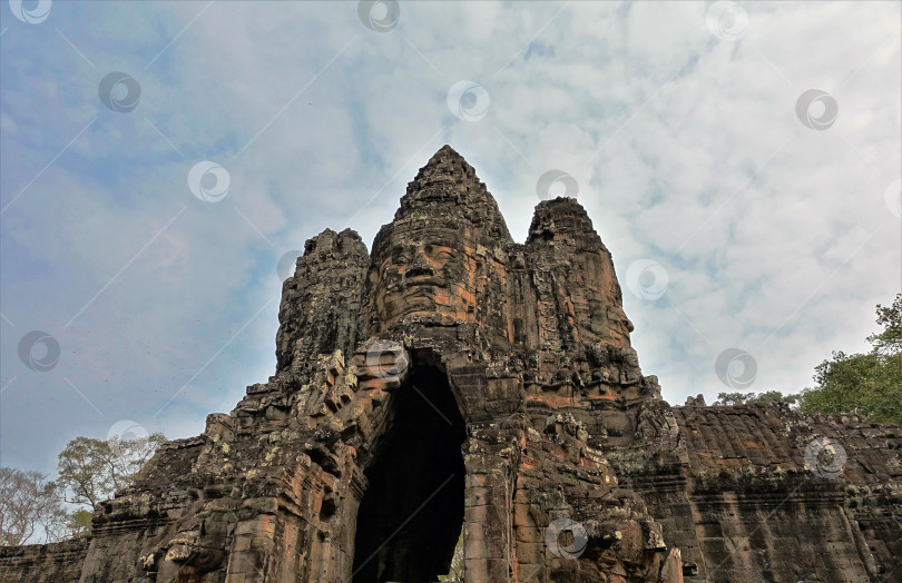 Скачать Ворота древнего замка Ангкор в Камбодже фотосток Ozero
