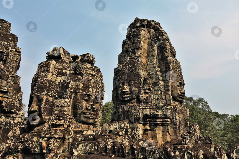 Скачать Храм Байон в Камбодже. На камнях высечены огромные человеческие лица фотосток Ozero