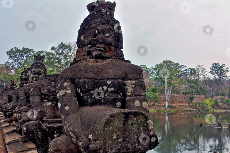 Скачать Камбоджа. Ангкор. Удивительные древние каменные скульптуры фотосток Ozero