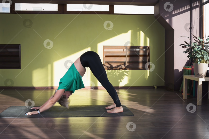 Скачать Белокурая женщина, ведущая здоровый образ жизни и практикующая йогу, согласно фотосток Ozero