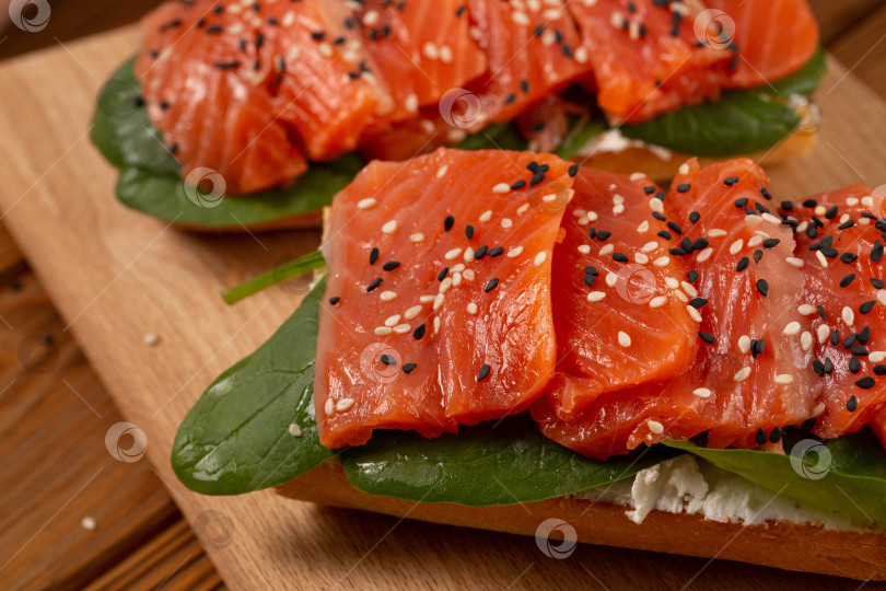 Скачать Брускетта с красной рыбой и шпинатом, сливочным сыром и кунжутом фотосток Ozero