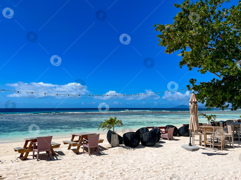 Скачать Пляжное кафе с видом на океан на Сейшельских островах фотосток Ozero