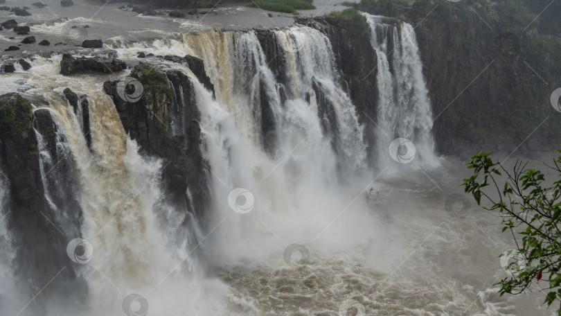 Скачать Потоки водопада бурлят и пенятся фотосток Ozero