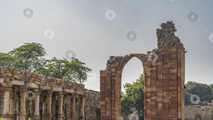 Скачать Руины древнего храмового комплекса Кутуб Минар. фотосток Ozero