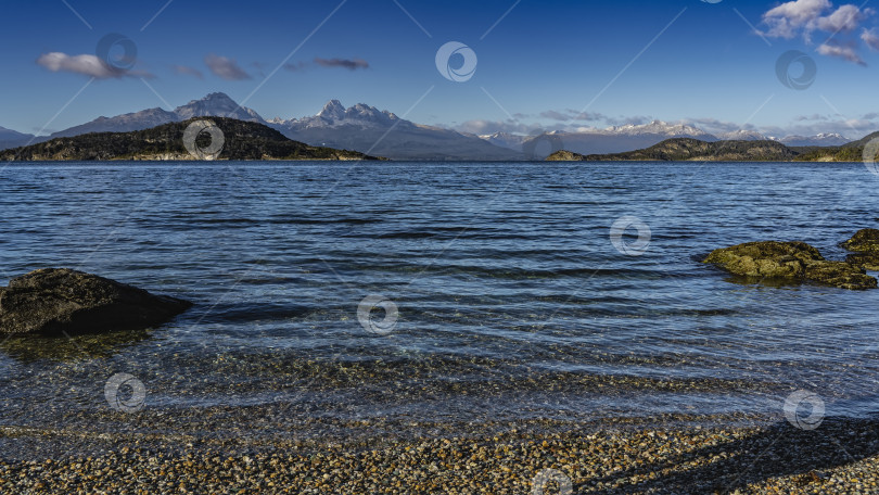 Скачать Сквозь прозрачную воду озера видна галька. фотосток Ozero