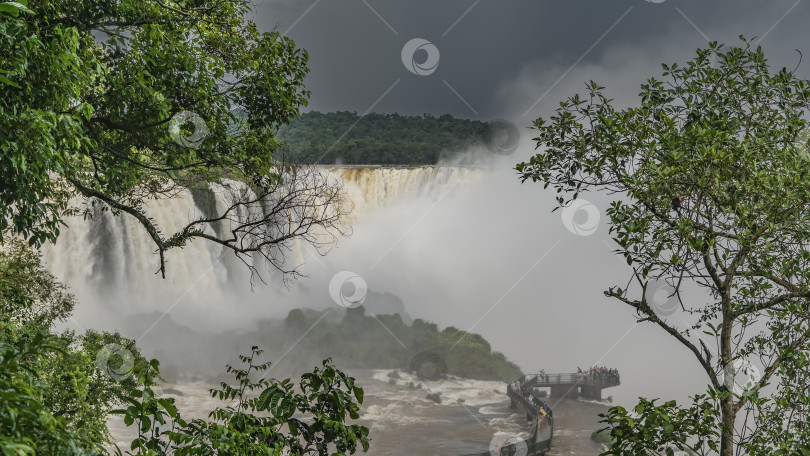 Скачать Мощные потоки водопада срываются с уступа в пропасть. фотосток Ozero