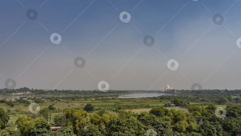 Скачать Прекрасный Тадж-Махал виден вдалеке с террасы Красного форта. фотосток Ozero